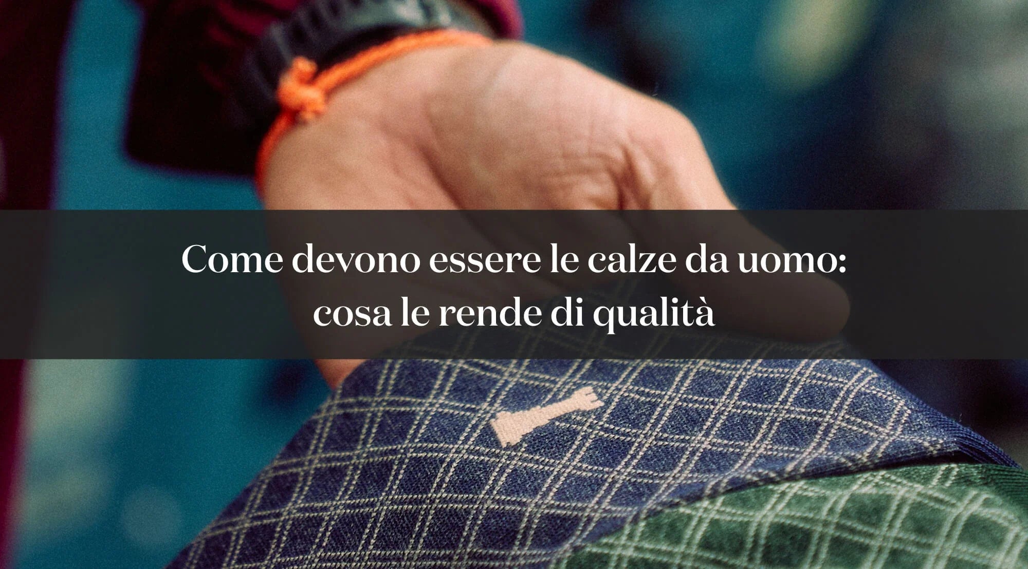 Dettaglio di calze da uomo eleganti a fantasia, introduzione alla qualità delle calze.