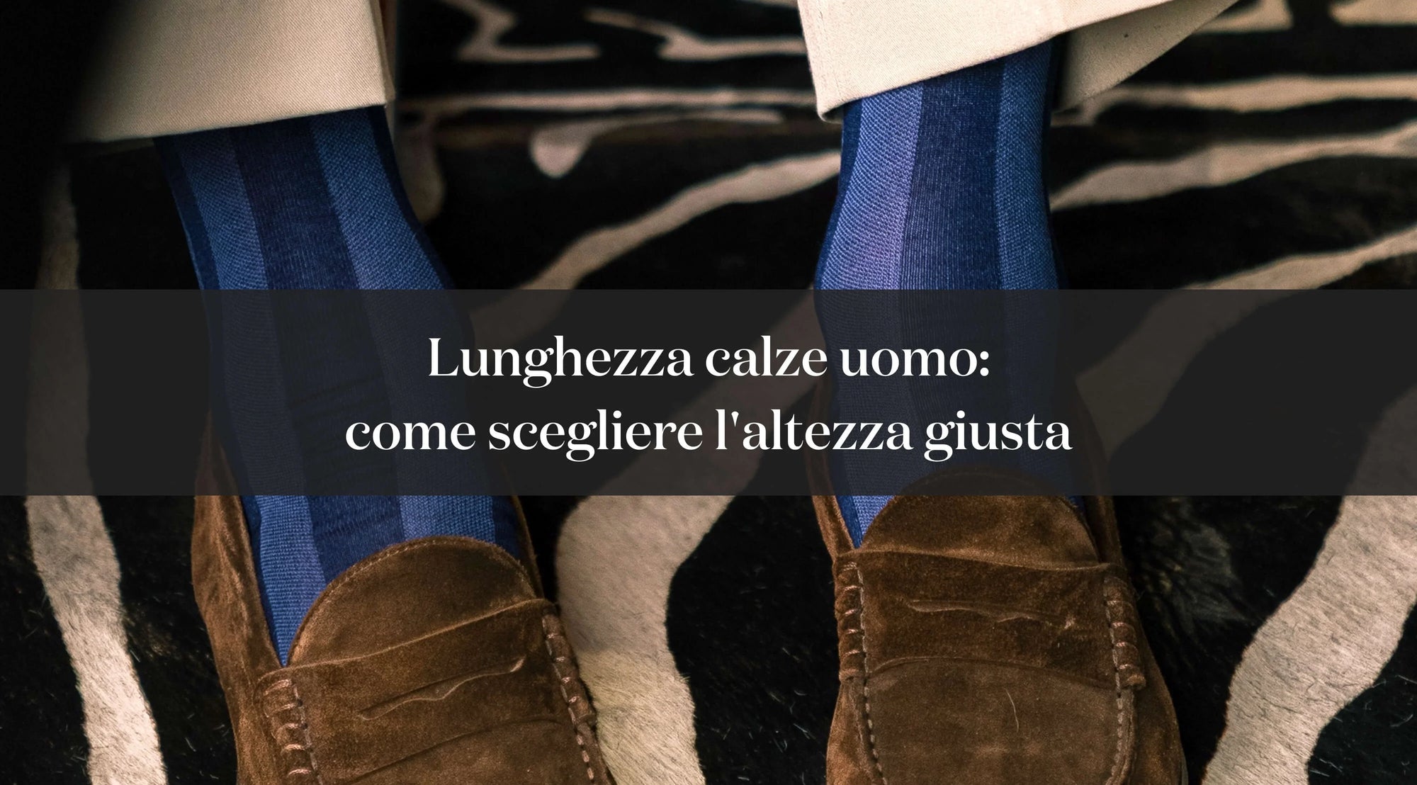 Uomo con calze blu lunghe e mocassini marroni: guida alla scelta dell’altezza giusta delle calze.