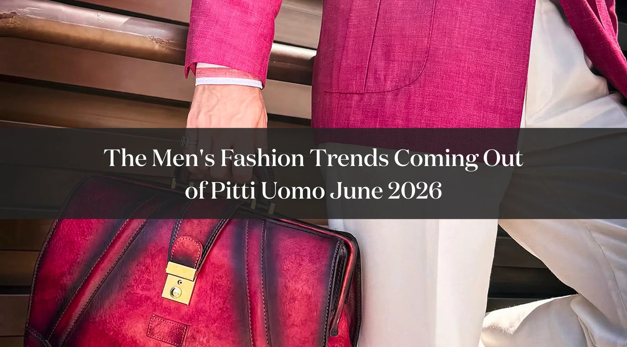 Detail of a men’s summer outfit with a light blue shirt, light trousers and a pink bag, with text about fashion trends from Pitti Uomo June 2026.