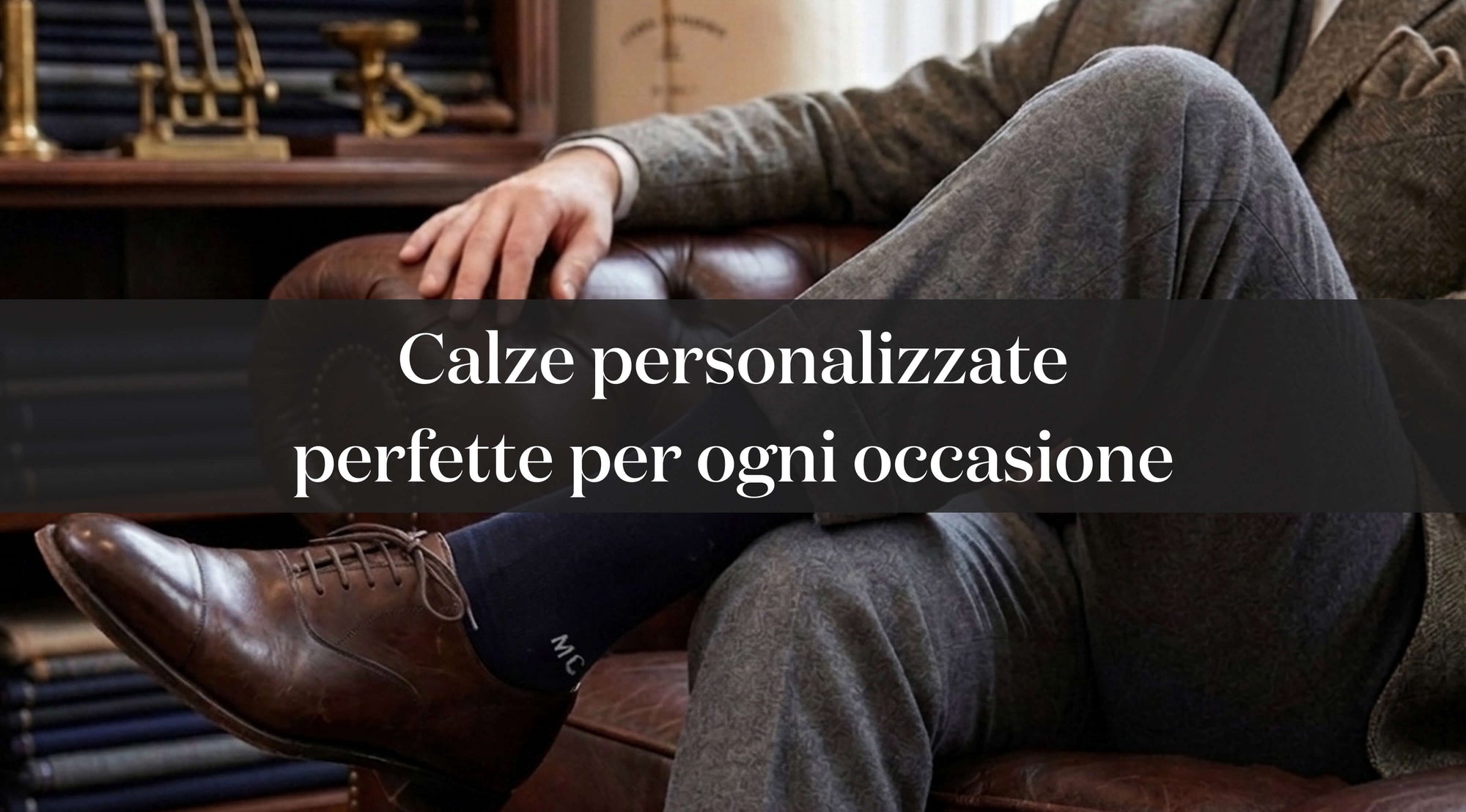 Uomo elegante con calze personalizzate blu e iniziali ricamate, immagine dedicata a calze personalizzate perfette per ogni occasione