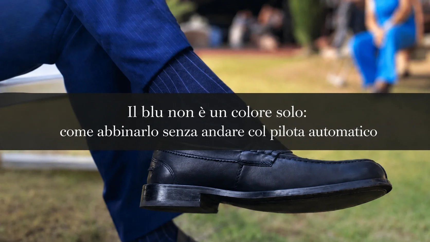 Dettaglio di mocassino nero con calza blu e pantaloni blu, con testo su come abbinare il blu senza automatismi.