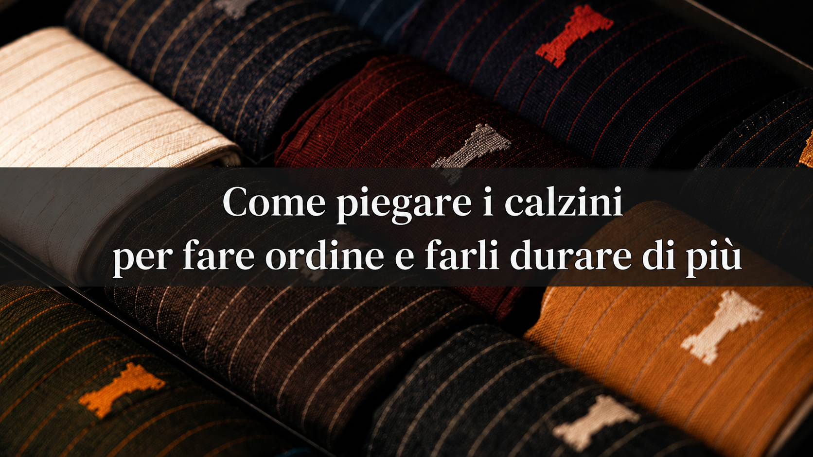 Copertina con calzini da uomo piegati e ordinati in un cassetto, con titolo su come piegare i calzini per farli durare di più.