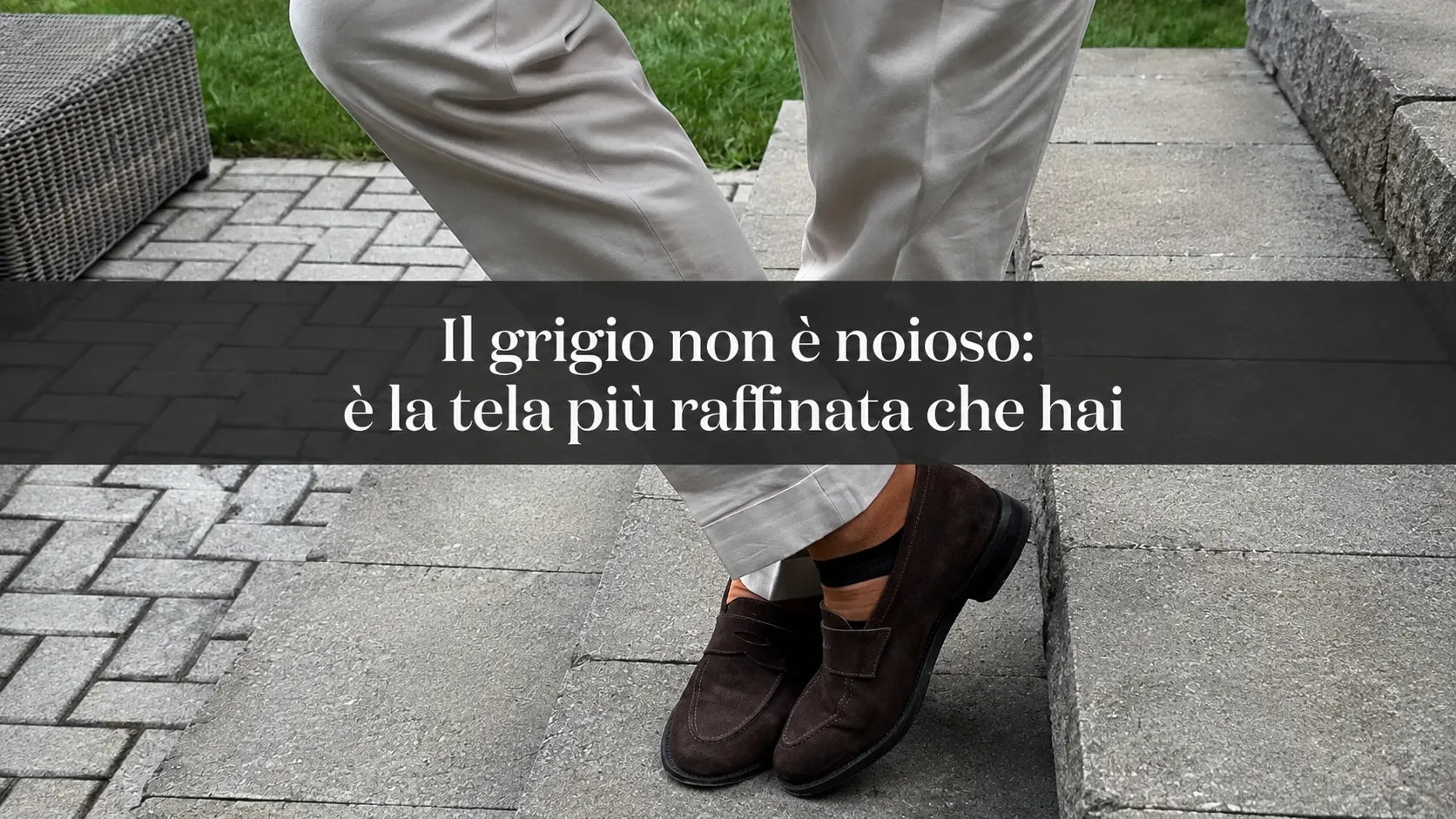 Pantaloni grigio chiaro con mocassini marroni e calze a contrasto, copertina della guida agli abbinamenti del grigio uomo.