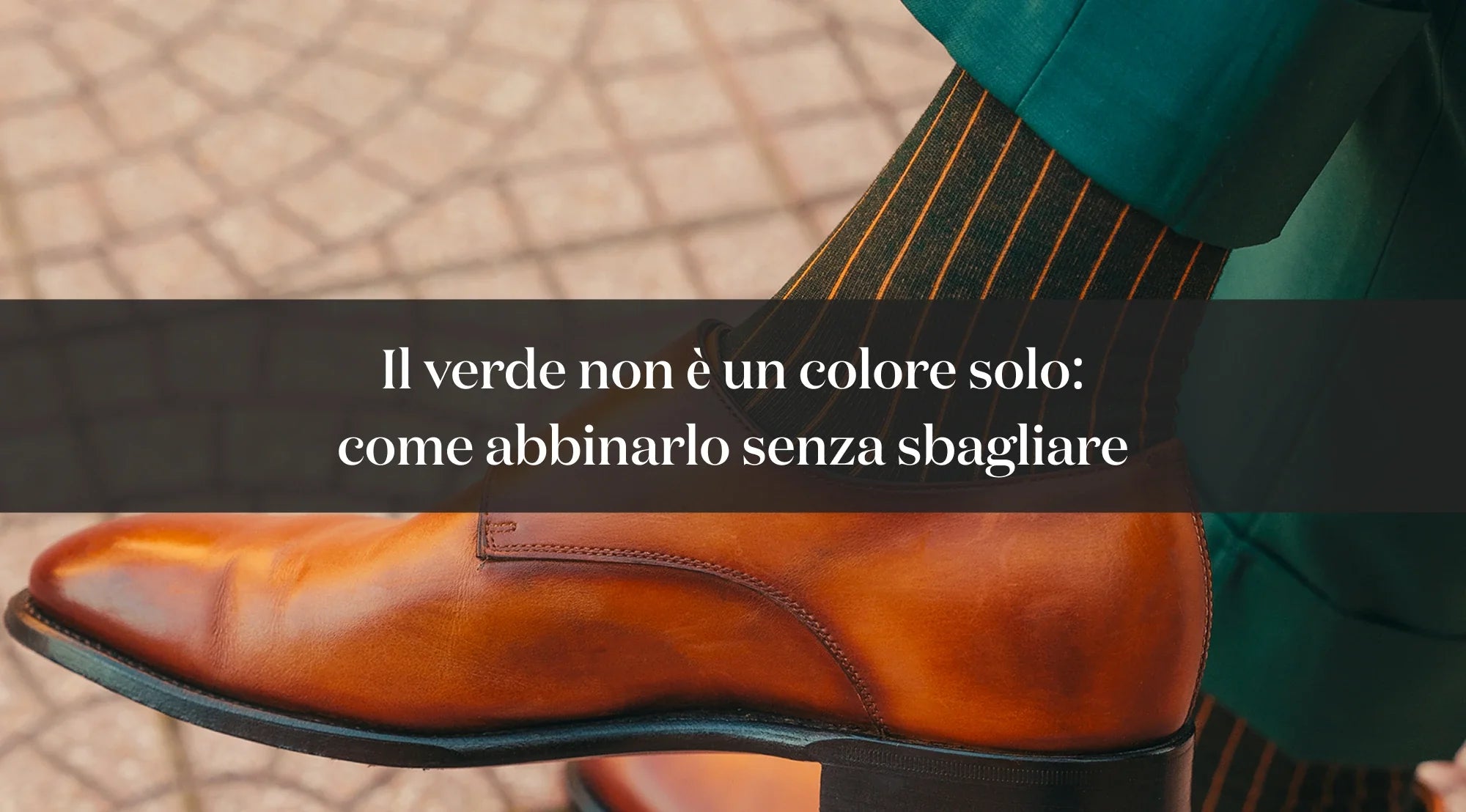 Dettaglio di scarpa cuoio elegante con calza verde a righe e pantaloni verdi, con testo su come abbinare il verde.