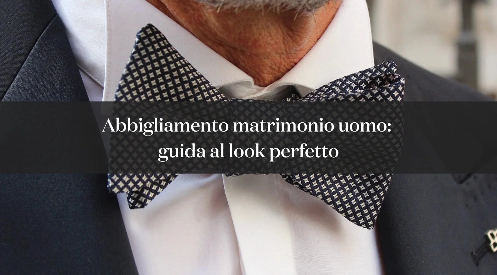 Uomo in abito elegante con papillon a pois, guida all’abbigliamento da matrimonio uomo