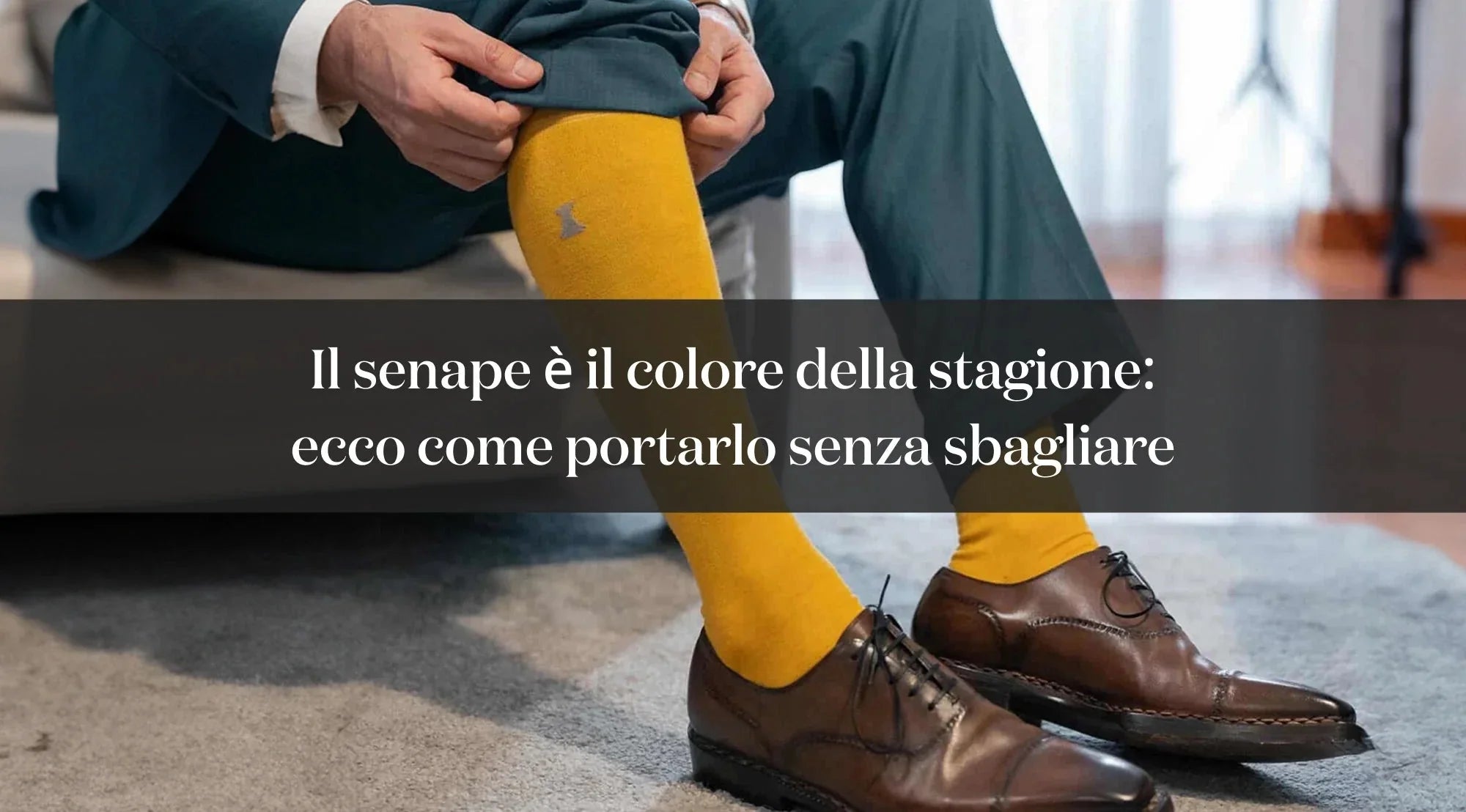 Dettaglio di calza senape indossata con scarpe eleganti marroni, con testo su come abbinare il color senape.