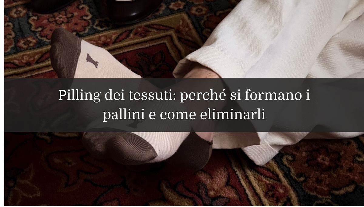 Dettaglio di calze da uomo indossate su un tappeto, con testo sul pilling dei tessuti e su come eliminarlo.