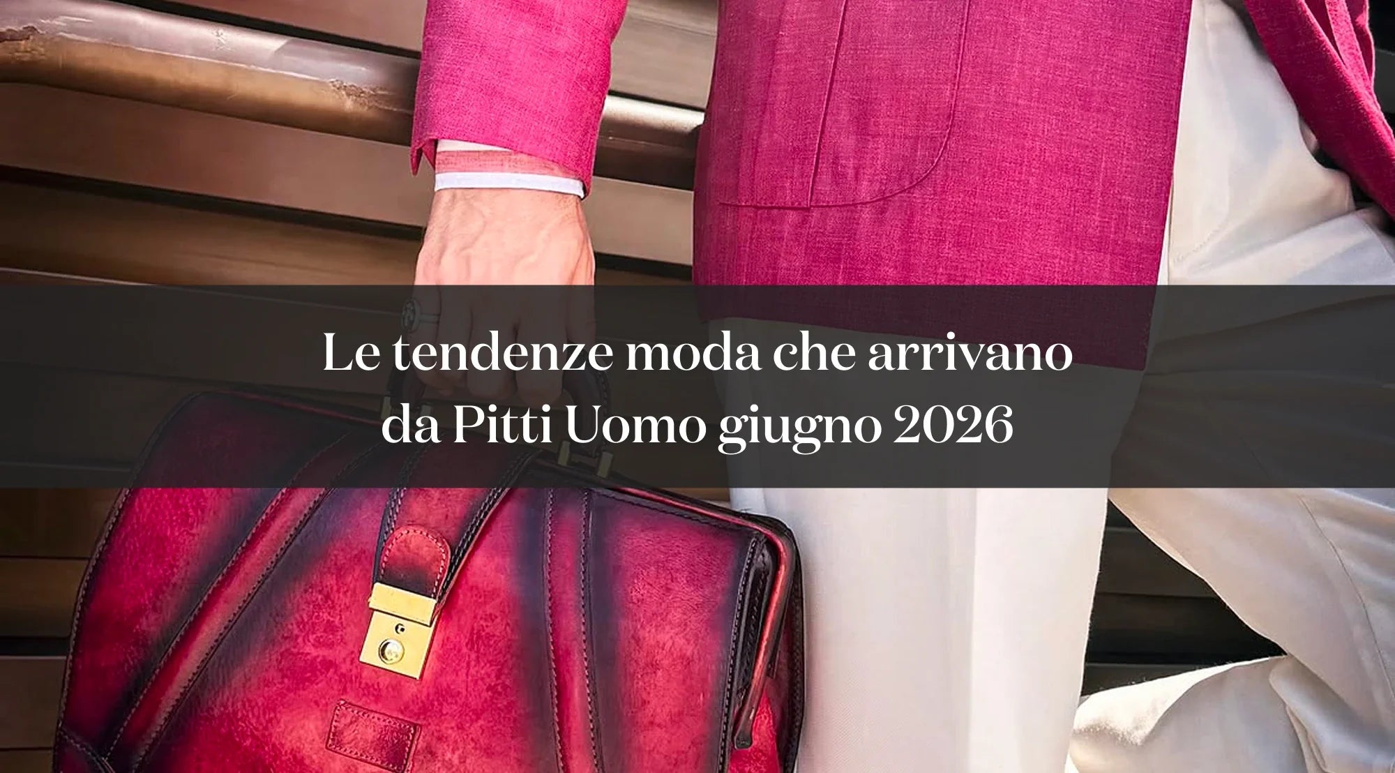 Dettaglio di outfit maschile estivo con camicia azzurra, pantaloni chiari e borsa rosa, con testo sulle tendenze moda da Pitti Uomo giugno 2026.